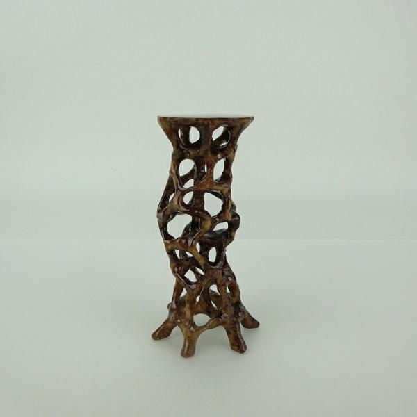 品名 　根卓　(卓台・小品卓)サイズ 　高さ　約 9.5センチ　　横幅　約 4.8センチ (天板 約3.8センチ)　奥行　約 4.5センチ商品状態 　中古品の為、画像に写っていない小さなヒビ、欠け、キズ、汚れなどある場合があります。注意点 ...