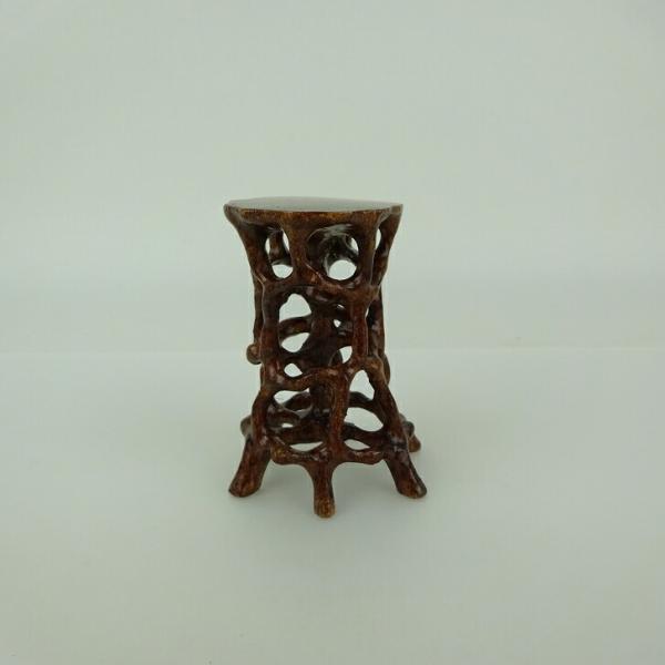 品名 　根卓　(卓台・小品卓)サイズ 　高さ　約 7.3センチ　　横幅　約 6センチ (天板 約4.8センチ)　奥行　約 6センチ商品状態 　中古品の為、画像に写っていない小さなヒビ、欠け、キズ、汚れなどある場合があります。注意点 　モニタ...