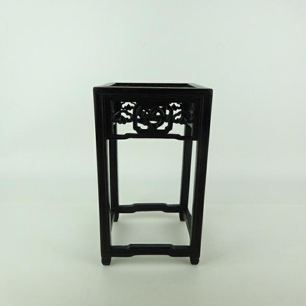 品名 　高卓　(卓台・小品卓)サイズ 　高さ　約 19センチ　　横幅　約 11センチ　奥行　約 11センチ商品状態 　ワレ、シール跡があります。　中古品の為、画像に写っていない小さなヒビ、欠け、キズ、汚れなどある場合があります。注意点 　モ...