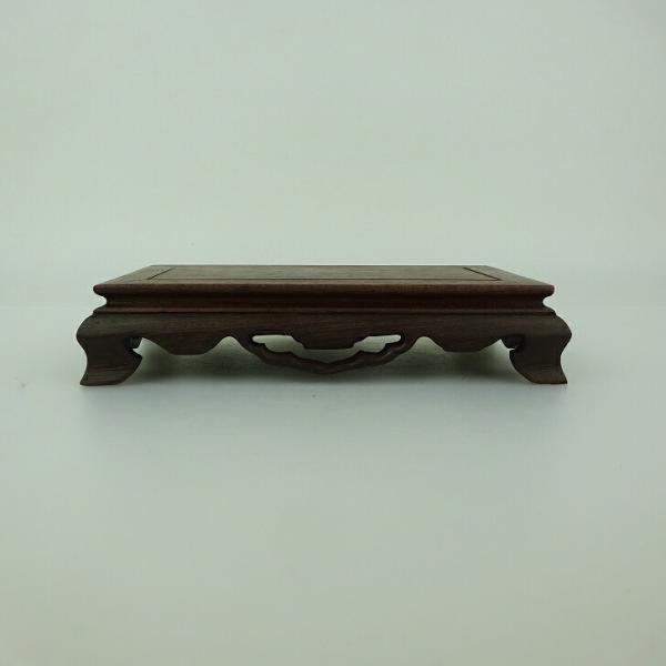 品名　平卓　(卓台・小品卓)サイズ　高さ　約3センチ　　横幅　約16センチ　奥行　約9センチ商品状態　中古品の為、画像に写っていない小さなヒビ、欠け、キズ、汚れなどある場合があります。注意点　モニターの発色具合によって、実際のものと色が異な...