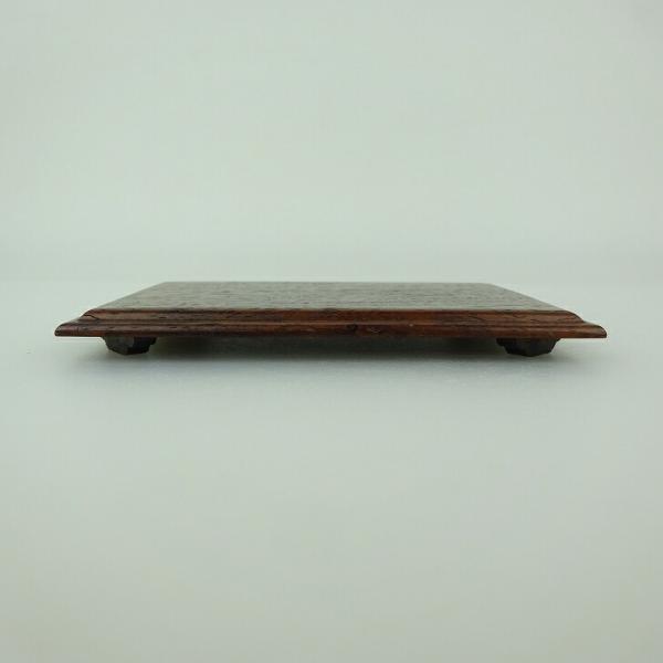 品名 　花台　(卓台・小品卓)サイズ 　高さ　約 1.2センチ　　横幅　約 12センチ　奥行　約 8センチ商品状態 　中古品の為、画像に写っていない小さなヒビ、欠け、キズ、汚れなどある場合があります。注意点 　モニターの発色具合によって、実...