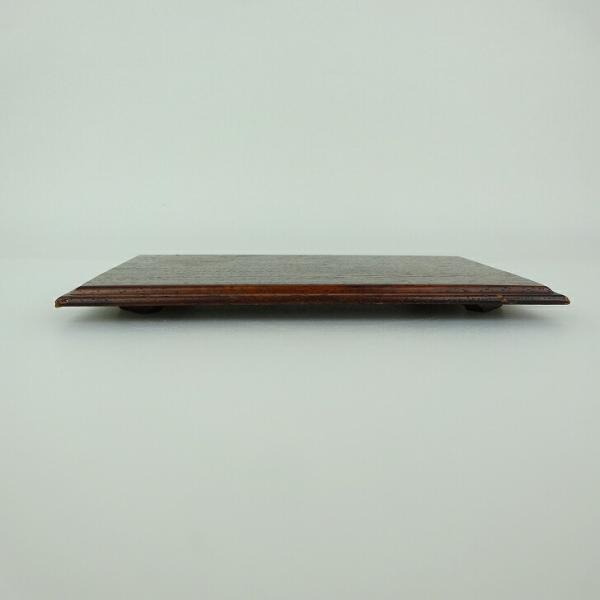 品名 　花台　(卓台・小品卓)サイズ 　高さ　約 1.2センチ　　横幅　約 16センチ　奥行　約 10センチ商品状態 　カケがあります。　中古品の為、画像に写っていない小さなヒビ、欠け、キズ、汚れなどある場合があります。注意点 　モニターの...