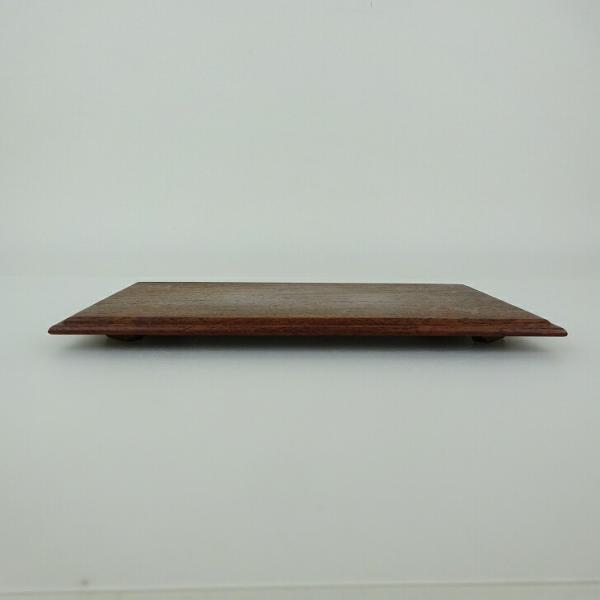 品名 　花台　(卓台・小品卓)サイズ 　高さ　約 1センチ　　横幅　約 18センチ　奥行　約 11センチ商品状態 　中古品の為、画像に写っていない小さなヒビ、欠け、キズ、汚れなどある場合があります。注意点 　モニターの発色具合によって、実際...