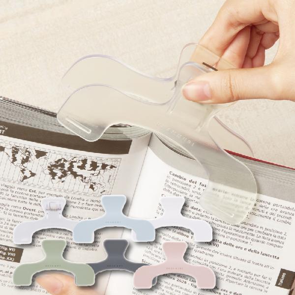 本の内容を隠さず、中央部を避けてしっかり留められる「ウカンムリクリップ」です。書籍やノートも、大きく開いて、読みたいページを簡単キープします。教科書や参考書も背表紙を避けて固定でき、ページに跡がつきにくいのが特徴です。多用途に対応し、手帳や...