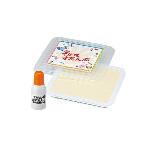 手形でお子様の成長記録を残す「てがたすたんぷセット」（インク色：オレンジ）です。色紙やアルバムなどの紙素材はもちろんのこと、布に押す事もできます。布に押す場合、アイロンを掛ければしっかりインクが定着して、洗濯をしても落ちにくくなります。■セ...