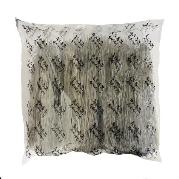 ※「宋家の春雨」業務用パックです。熱を加えても煮崩れしないので、食感に弾力が残る本場韓国春雨です。保存期間は２年と長く、タレがしみ込みやすく食べやすい細さ。原料はさつま芋でん粉を使用し、食物繊維が豊富です。チャプチェやプルコギなど本場韓国料...