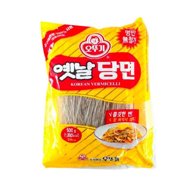 ※チャプチェとは春雨と野菜を炒めた料理。細切りにした野菜やキノコ、牛肉などとタンミョン(春雨)をゴマ油で炒めた料理。家庭ではそのときにある野菜を用いて作り、特に材料が決められているわけではない。従ってタマネギ、ニンジン、キュウリ、セリ、タケ...