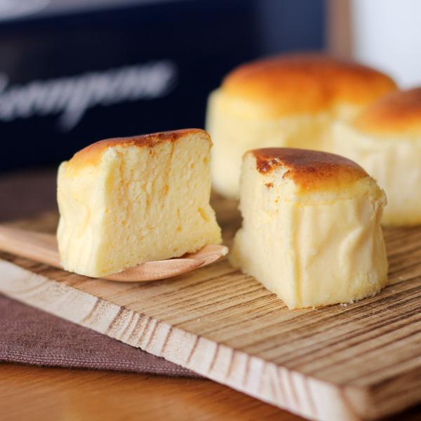 老舗豆腐専門店「翁豆腐店」の濃厚豆乳をふんだんに使ってふわっふわに仕上げた評判のスフレチーズケーキ。軽い食感ながらもしっかり弾力があるのも魅力。一口食べるたびに口の中でホロっと溶けていく様子をお楽しみください♪●名称：豆乳スフレチーズケーキ...