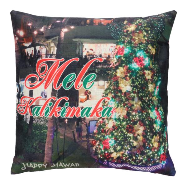 ハワイのリゾートシーンと「Mele Kalikimaka」の文字をあしらった、南国テイストのクリスマスクッションカバーです。夜のプールサイドやヤシの木が描かれ、ハワイらしい特別感のある季節インテリアを演出します。
