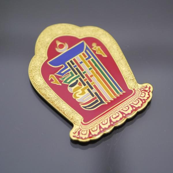 [Release date: April 2, 2025]カーラチャクラの教えを飾り文字1文字にした神聖文字がこのナムチュワンデンです。お守りなどとして家の門や窓、扉などに貼るといいそうです。こちらは細かな装飾、色付けがされた金属製で上から...