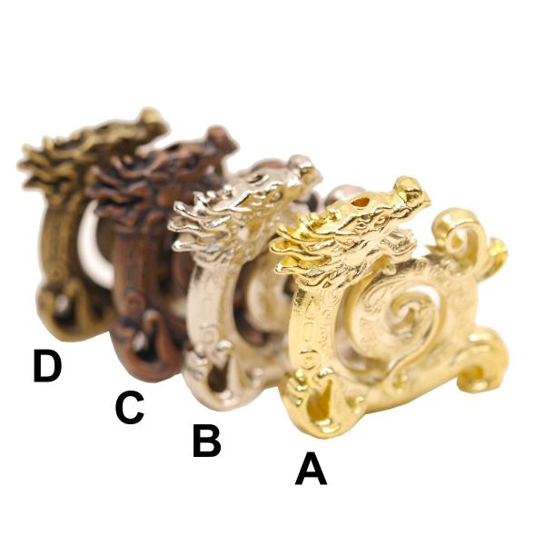 【ネコポス便送料無料です。】龍のお線香たてです。小さいながらも金属製でずっしりとした重さがあります。素材：金属注意：こちらのお香たてをご使用の際は灰受けのため必ず耐熱皿等を敷いてください。サイズ：約3.7cm×約3.7cm/厚み1cmポスト...