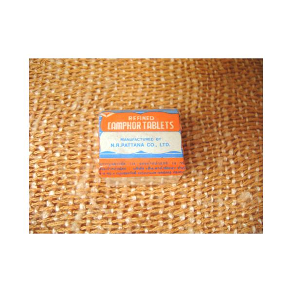 【ポスト投函配送選択可能です/6箱毎に送料1通分が掛かります】カンファーは日本では樟脳と呼ばれ、古くから防虫効果やメンソールに似た香りから香料などとして使われてきました。原料は楠の木の製油から生成されます。防虫剤としてや香りをお楽しみ下さい...