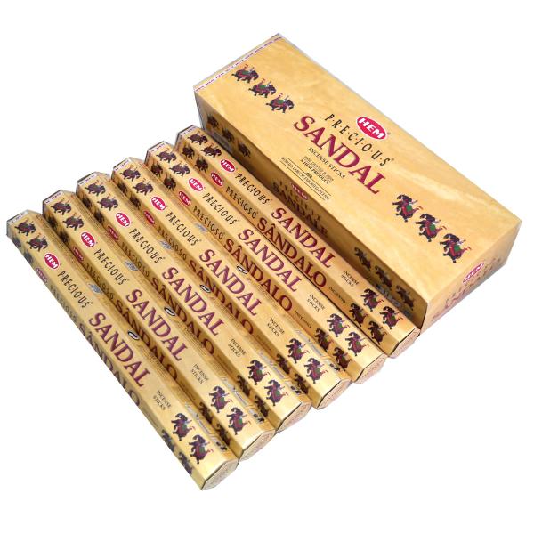 HEMのサンダル香です。同じHEMでは有名なサンダルベースのチャンダンがありますが、もう少しあっさりしていてやわらかい香りです。★こちらのお香は同じ香りの6箱セットです！★長さ：約24ｃｍ内容量：約20本×6箱生産国：インド※こちらの商品の...