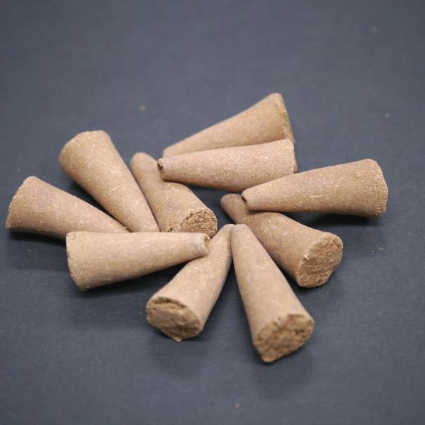 沈香のシブい香りです。お寺さんの香りがします。価格もお安く普段使いできるコーンです。※芯が無い分本来のお香の純粋な香りがお楽しみ頂けます。 ※写真2は元箱となります。量が多いので小分け販売させて戴いております。生産国：ベトナム数量：約10個...