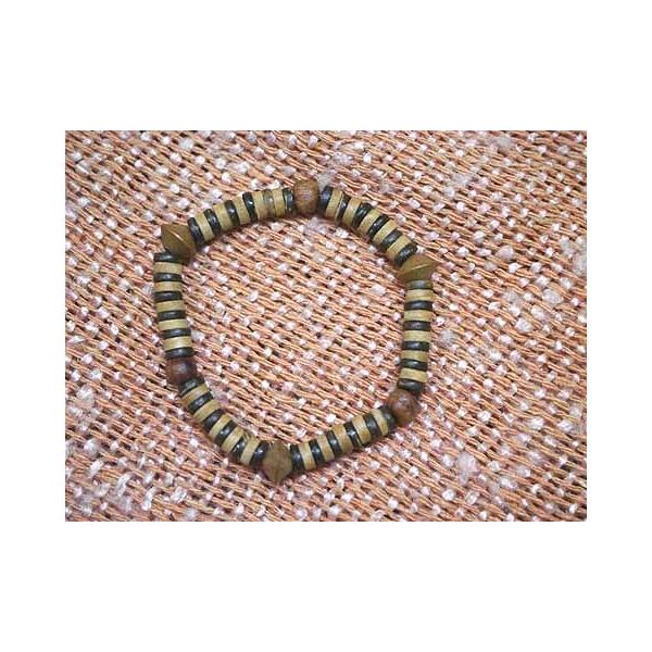 天然のココナッツや木、魚の骨を加工してゴムで繋ぎ合わせた男女兼用のフリーサイズのブレスレットです。見た目少しゴツゴツしているので、男性向けかもしれません。ゴムブレスなのでつけ易いですよ！サイズ：フリー(16cm程度）最大部分太さ：約1ｃｍ原...