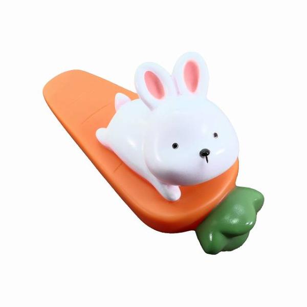 かわいい動物のドアストッパーです。ニンジンの上に乗った可愛いウサギです。ほっこり気分で換気対策を。ドアを開けた状態で固定することで換気になります。また、扉を開けたときに、壁などに当たらないようにするための商品です。ドアと床面のすき間に差し込...