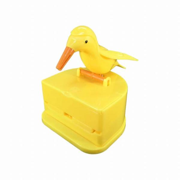 かわいい小鳥のワンプッシュ式つま楊枝ケースです。小鳥がつまようじを嘴(くちばし)で摘まみ上げます。つまようじを咥える小鳥がとてもかわいいです。ついつい必要以上に爪楊枝を咥えさせたくなりますよ。笑羽根を広げているので飛び立とうとしているのか、...