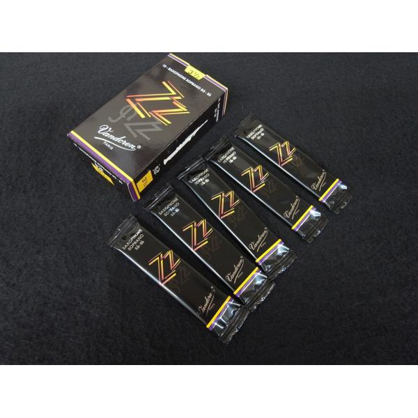 正規輸入品・新品です。バンドレンリードのバラ売りです。jaZZ・ソプラノSAX用・サイズ3半(3.5）5枚組での出品です。JAZZに求められている音色や音質を損なわず、リードの中心部と先端の独特なカットにより素晴らしい反応と驚くべき耐久性を...