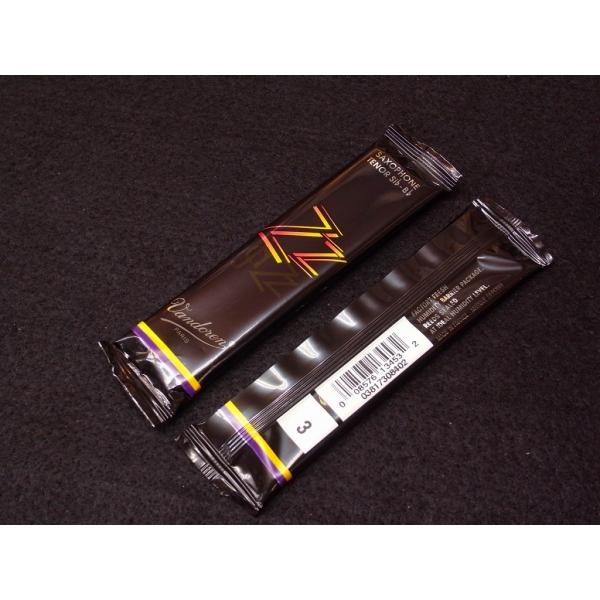 正規輸入品・新品です。バンドレンリードのバラ売りです。jaZZ・テナーSAX用・サイズ32枚組での出品です。JAZZに求められている音色や音質を損なわず、リードの中心部と先端の独特なカットにより素晴らしい反応と驚くべき耐久性を実現。トラディ...