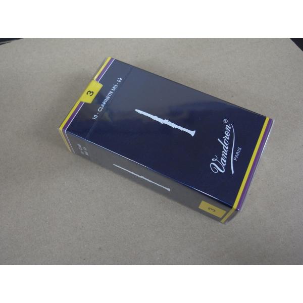 野中貿易の正規品・新品です。バンドーレン・トラディショナル リード・通称「青箱」クラリネット用(E♭)用・サイズ3です。どんなスタイルの音楽にも合い全音域でレスポンスが素晴らしく、最高音のピアニッシモでのアタックも可能です。柔軟なので音程の...