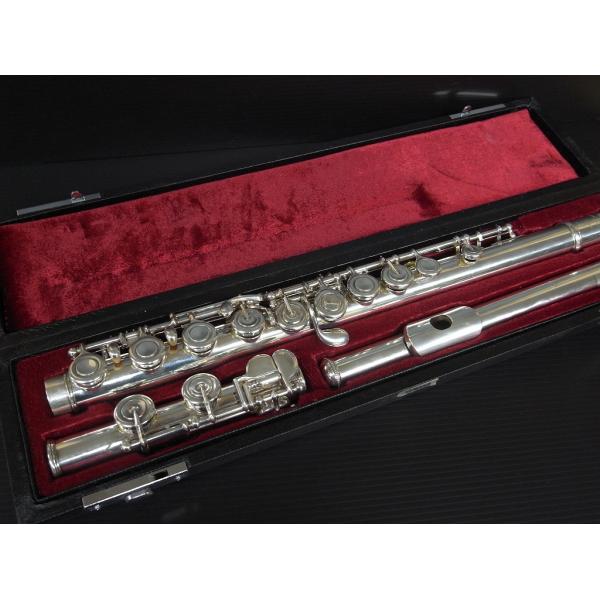 YAMAHAのプロフェッショナルシリーズYFL-511の中古品です。 特典として持ち運びに便利な新品のリバティのフルート用ケースカバー(\8800)をプレゼント!YFL-511はヤマハプロフェッショナルシリーズの国産フルートです。現行モデル...