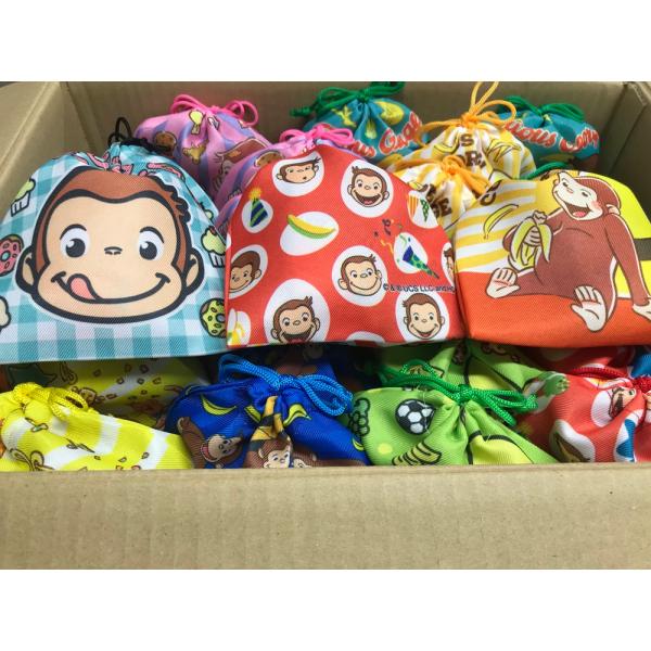 おさるのジョージ可愛い巾着袋に人気のお菓子を入れた可愛い 駄菓子詰め合わせ。餅太郎、パンダロー、あべっ子ラムネの３種類のお菓子が入っています。巾着袋の柄は全部で８種類です。巾着袋の大きさは15×15cmです。素材はポリエステルです。１箱に大...