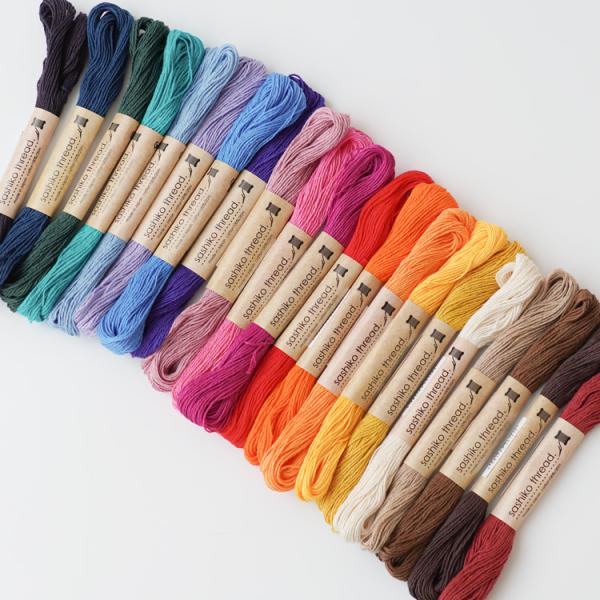 商品名：刺し子糸 20mカラー：カフェオレ/ホワイトベージュ/スカイブルー/ホップピンク/スモーキーピンク/パンプキン/ウコン/ライラック/マロンブラウン/濃サックス/新茶/ブラックグレー/レッド/カナリア/コケミドリ/コーヒー/グリーンア...