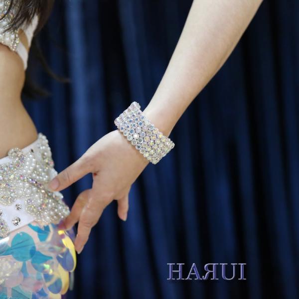 ◆商品番号：aCH0045◆サイズ：フリー※１周：17cm〜20cmまで伸びます◆ストーンサイズ：SS30◆重さ：約50g◆段数：5段 (伸ばす角度によい5段になります)◆カラー：シルバー/オーロラストーンご使用の際は ゴムのように伸びるア...