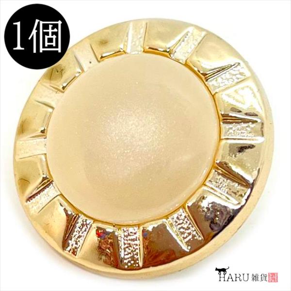 [Release date: May 4, 2024]・アンティーク調のデザインが素敵な正円プラスチックボタンです。大振りで高級感あるデザインですが軽量なのが使いやすい！・そのまま飾りボタンとしては勿論、ボタン足部分をニッパーで切ってカボシ...