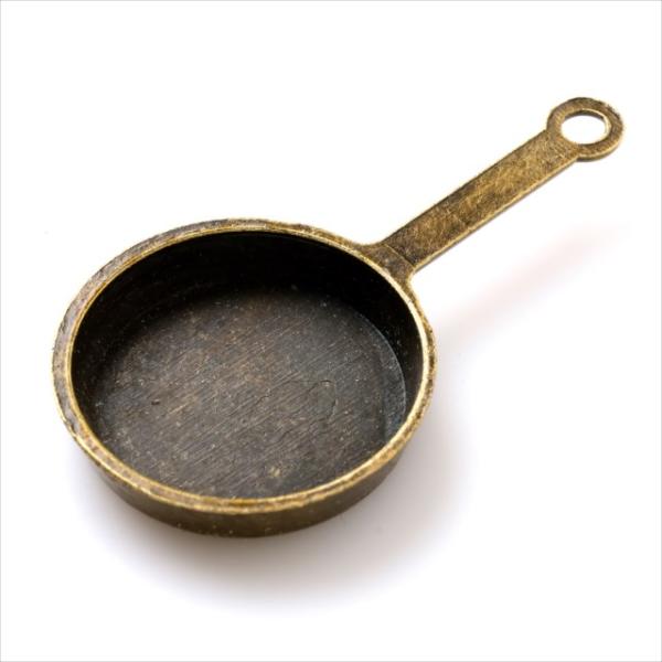 金古美 チャーム 1個 フライパン ミール皿にも アンティークゴールド アクセサリー パーツ キッチン カン付き 金具 金属 メタル ピアス レジン 素材　T-230