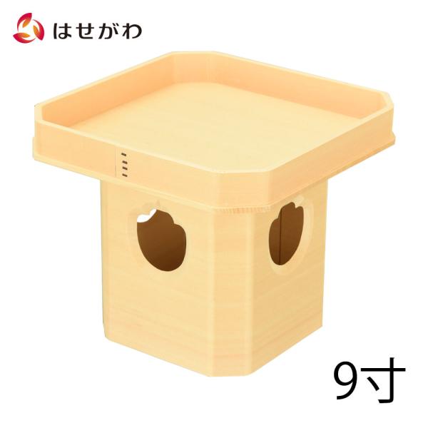 木曽ひのきの柾目を使用した、日本製の三宝です。柾目(まさめ)とは、木材の中心を切った時に表面にみられる、樹心に平行してまっすぐな木目のことです。神前に供える時は、お皿部分の継ぎ目がない方を神前に向けます。鏡餅やお供えをする時などにもおすすめです。