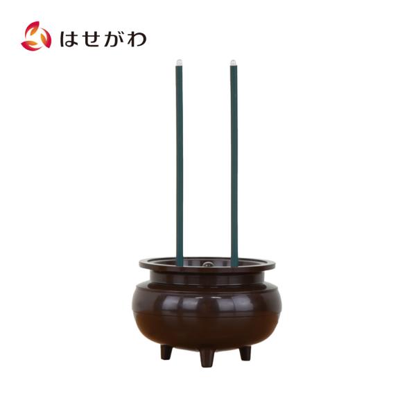 火を使わない安心の電池式お線香です。配線がないので、場所を選ばずご使用いただけます。香炉の灰入れ部分にあるスイッチを押すだけの簡単操作です。※本物の灰は使用しません。スイッチを1回押すと点灯し、もう1回押すと消灯します。【特徴】LEDライト...