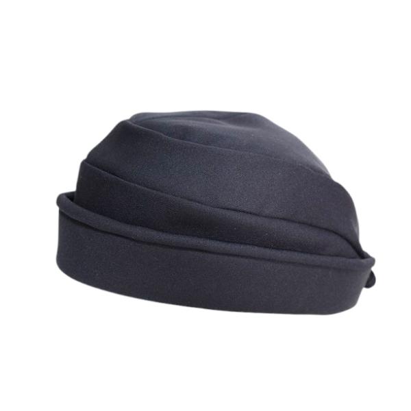 室内でもかぶったままでいられる帽子です。気軽なブラックフォーマルにもお使いいただけます。質感の良いポリエステル生地で、季節を問わずかぶっていただけます。つば部分にはキルト芯を入れ、顔周りにボリュームをもたせてのっぺりと見えないようにしていま...