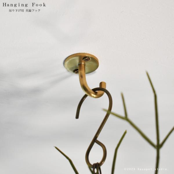 ●サイズ(約)35mm×35mm×45mm●耐荷重(約)10kg※試験環境：付属の取付用ビスで木下地に固定し、先端に荷重をかけ、取付ビスが浮くまでを計測した値です。●組成真鍮※真鍮メッキネジ付き●注意事項※電動ドリルでの取り付けはお控え下さい。