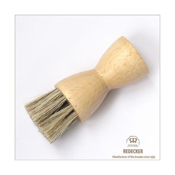 REDECKER社の靴みがきブラシです。ミニサイズのブラシは、靴のコバなど細かい部分のお手入れに大変使いやすいです。クロスでは届かない縫い目の奥まで、しっかりお手入れできます。サイズ:全長:約7.2cm(ブラシ部分含む)/ブラシ毛:約2cm...