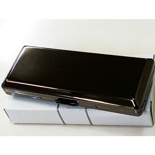 「コンパクトサイズ　メタルシガレットケース」☆手軽に持てるコンパクト設計が特徴的(^-^)全面ブラックニッケル仕上げのとても綺麗なシガレットケース。ガンメタにも近い色合いです。☆ポケットにすっぽり収まるサイズで携帯に便利♪少量の10本ですの...