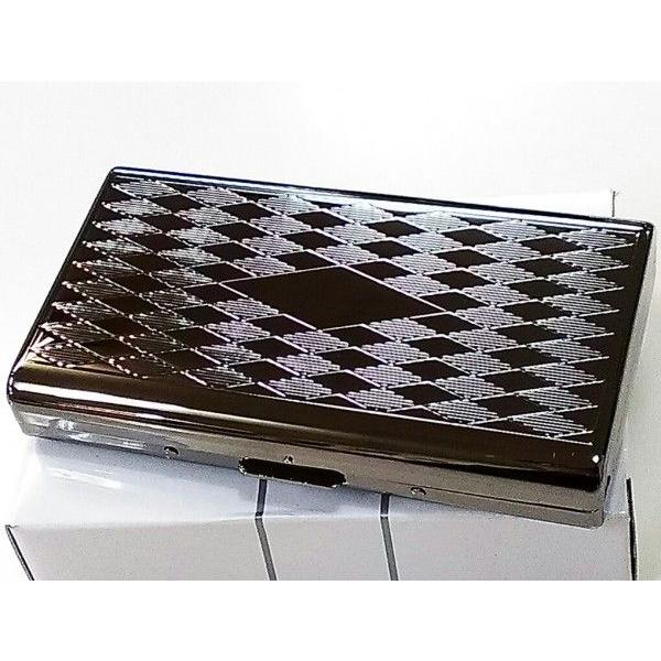 「ブラックニッケルダイヤ シガレットケース」全面艶のある黒色ボディに、ダイヤ柄彫刻を施したとても美しいシガレットケース。大人の渋さを感じさせるお洒落な逸品です。本体はとても頑丈で扱いやすいコンパクト設計となっております。プレゼントにもおすす...