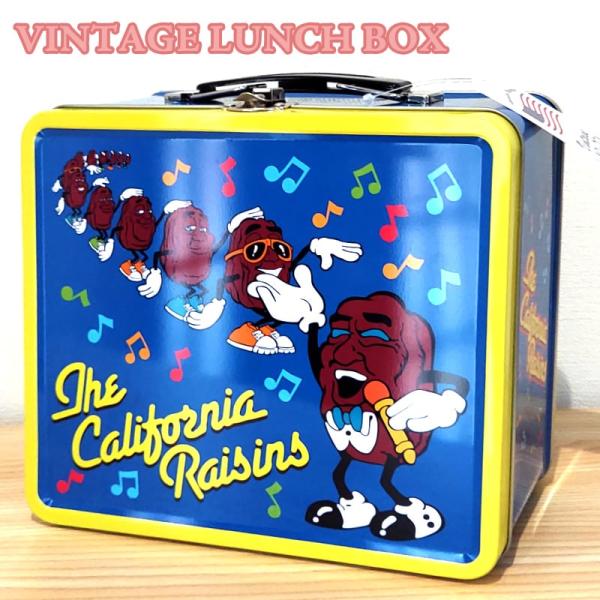 「ヴィンテージランチボックス レーズン」アメリカンなキャラクターデザインのキュートなランチボックスです。本体表面の枠はエンボス加工によって立体的になっていて見た目もGOOD！また便利なハンドルがついており、お出かけにもぴったりです。ランチボ...