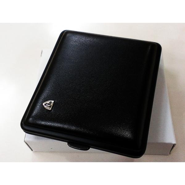 【ドイツ製シガレットケースG18】ブラックフレームの本体にのブラックのPVCレザーを両面に施した、シンプルで渋みのある頑丈なシガレットケース。大人の男性によく似合う逸品です。人気のインポートアイテム。表面にはブランドロゴのメタルを施し、内部...