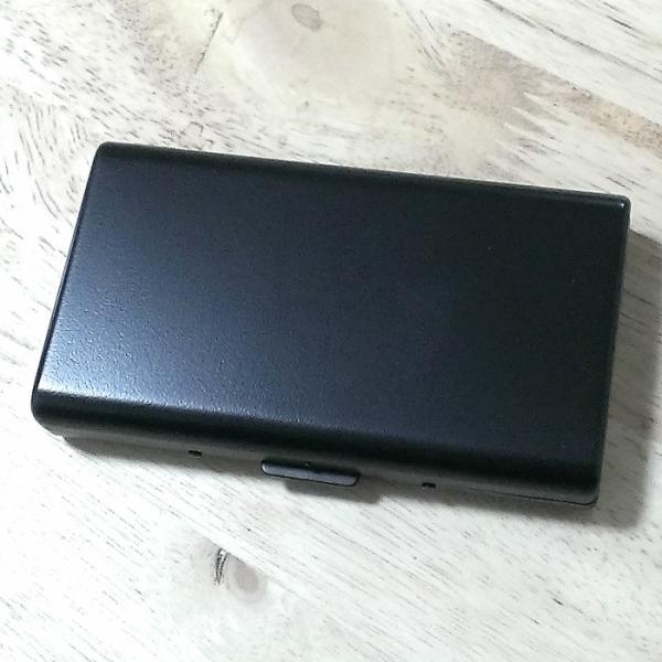 「マットブラック メタルシガレットケース」100mmロング対応全面艶消しマットブラック仕上げのタバコケース。マットブラックは指紋が付きにくいです。本体はとても頑丈な作りで、内部のタバコをしっかり守ります。タバコが潰れることも無くなります。■...