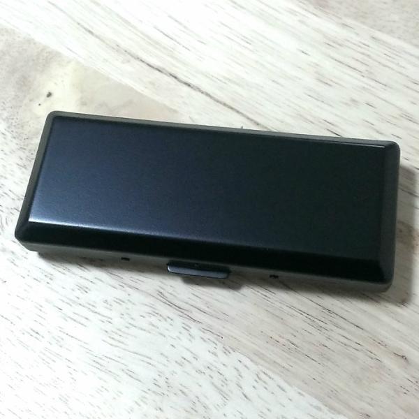 「マットブラック メタルシガレットケース」100mmロング対応全面艶消しマットブラック仕上げのタバコケース。マットブラックは指紋が付きにくいです。本体はとても頑丈な作りで、内部のタバコをしっかり守ります。タバコが潰れることも無くなります。少...