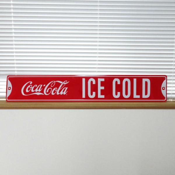 「ブリキ看板 ”COKE ICE COLD ”」コカコーラのロゴがストリートサインタイプになったブリキ看板です！エンボス加工（凹凸加工）を屈した立体的デザインになっており、アンティーク調でとてもお洒落です。こちらの商品は、コカ・コーラ正規ラ...