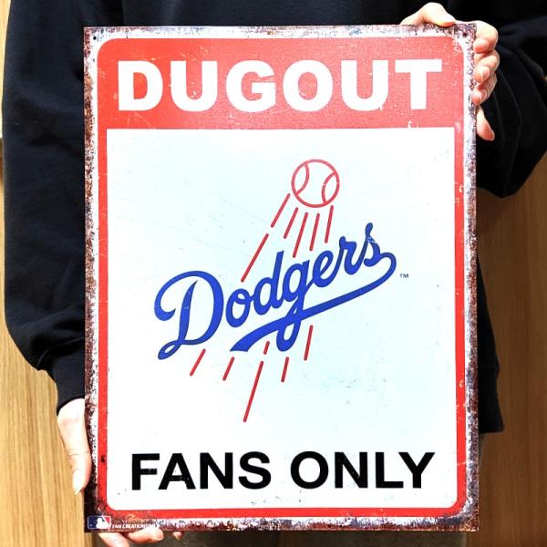 【ティンサイン LA Dodgers "Dugout"】プロ野球チーム、ロサンゼルス・ドジャースのブリキ看板です！こちらは正規ライセンス品でUSA製の看板です。ヴィンテージ風なデザインがアメリカンでおしゃれな仕上がりです。また、四方に穴が空...