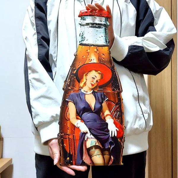 「アンティークエンボスプレート Lady Coke」まるで50年代のダイナーにいるみたい。笑顔がキマった“Lady”が主役のアンティークプレート。オシャレなデザインにエンボス加工を施されたプレートです。錆びた感じもアンティークな感じもgoo...