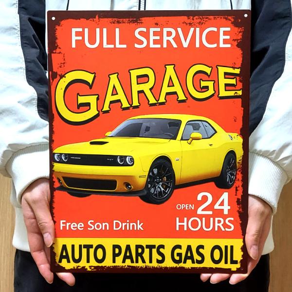 「アンティークメタルプレート FULL SERVICE GARAGE」サビ加工×レトロフォントが古き良きガレージを彷彿とさせるメタルプレート。どこか懐かしく、心くすぐるアメリカンテイストのグラフィックが印刷されたメタルプレート。壁に飾るだけ...