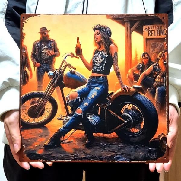 「アンティークメタルプレート Girls Biker」アメリカンカルチャーの中でもひときわ輝く、女性ライダーのスピリットを描いたメタルプレート。どこか懐かしく、心くすぐるアメリカンテイストのグラフィックが印刷されたメタルプレート。壁に飾るだ...