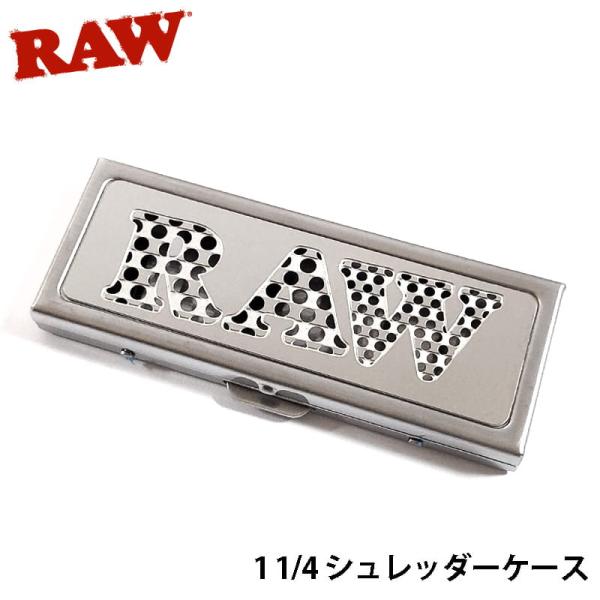 「RAW 1 1/4 シュレッダーケース」RAWの1 1/4ペーパー専用の収納ケースです。蓋のロゴ部分がシュレッダーになっており、パイプたばこや粗い刻みのたばこ葉を細かくできるシュレッダーつきです。1つで2役の優れもの。手巻きタバコ愛好家必...