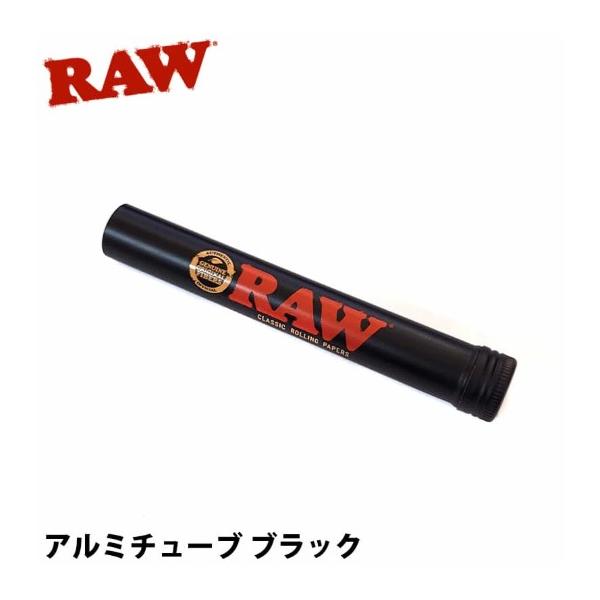 「RAW アルミチューブ ブラック」RAWのタバコ1本用アルミチューブです。大事な1本を携帯・保存するのもよし！葉巻の持ち歩きにもおすすめです。キングサイズまでの長さなら余裕で収納可能です。【RAW】RAW は、アメリカ発祥の手巻きたばこ・...