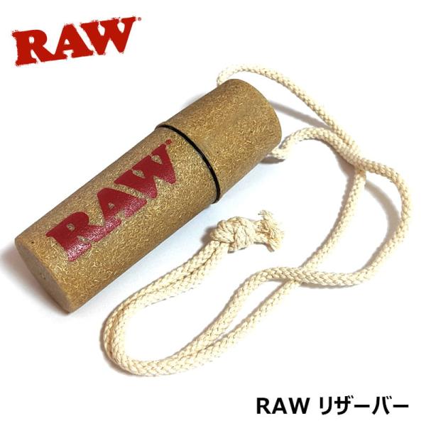 「RAW リザーバー」RAWの手巻きたばこ用リザーバーです。コーンにシャグたばこを詰めるときに便利！振り回すだけでコーンにシャグが充填されます。首から下げ、お気に入りのアイテムを入れるケースにもなります。＜ご使用方法＞１．本体の蓋を取り、内...