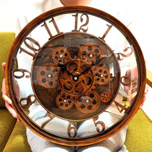 「Decorative Wall Clock デコラティブウォールクロック Gear」大胆に露出したギアが、空間にインダストリアルな美しさを添える壁掛け時計。中央の大型ギアは、裏面に電池を入れると実際に動かすことができます。またギアを動かさ...